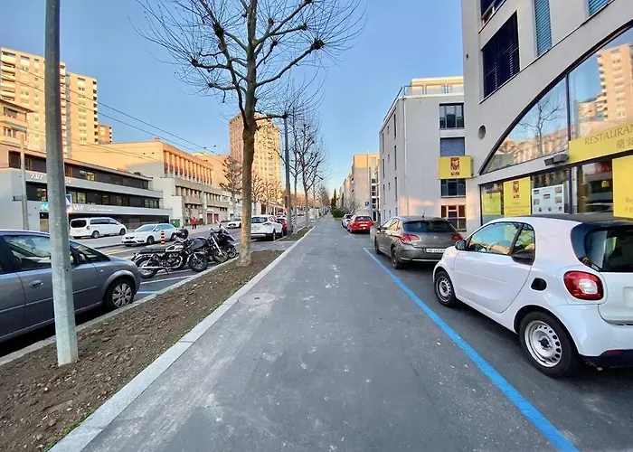 Your Bright And Spacious By The Apartament